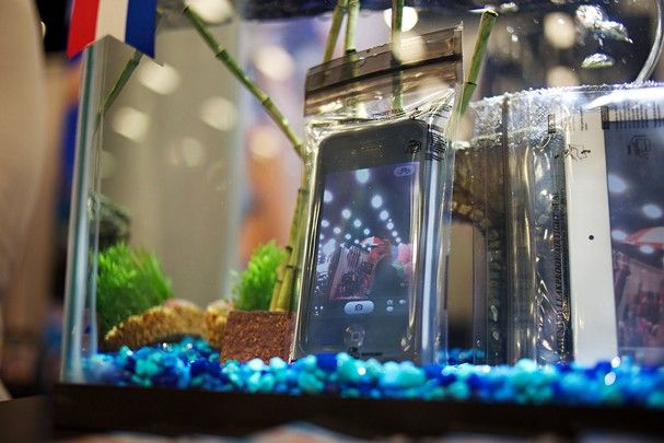 aLOKSAK Waterproof Bag with Phone Submerged – 200ft Certified | LOKSAK